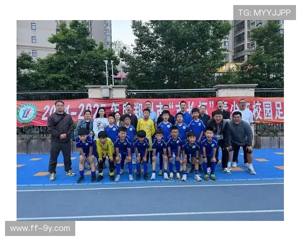 以小学足球班队系统化训练促进学生身心健康与团队合作能力提升研究